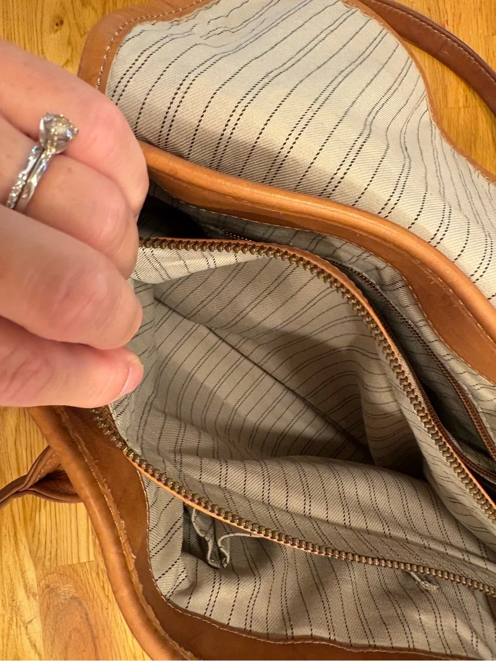 Soft & Supple Perfectly Slouchy Genuine Leather Cognac FRYE Handbag/Purse VGUC👜